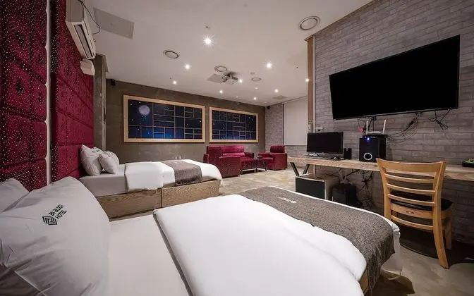 Oda (Cinema Triple Party Room (65-inch Sma)