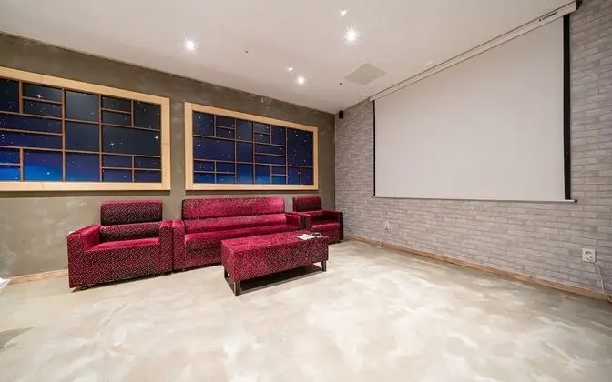 Oda (Cinema Triple Party Room (65-inch Sma)