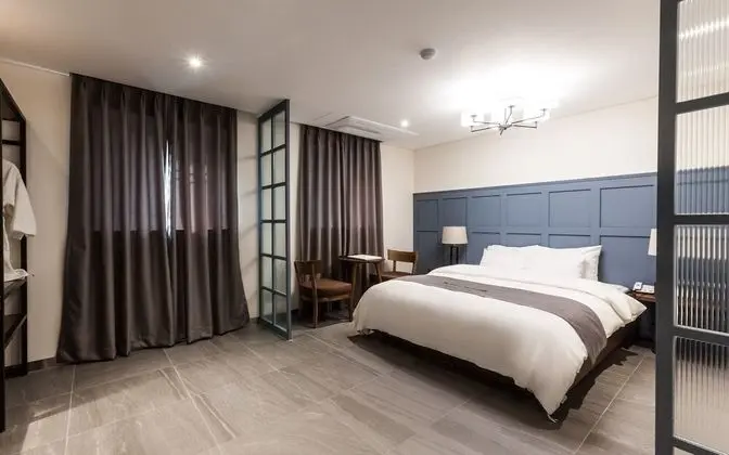 Oda (Deluxe-Double Room (Free standing bat)