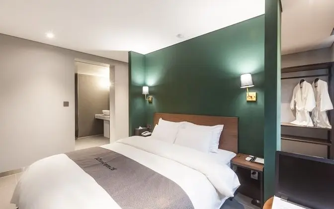 Oda (Deluxe-Double Room (Free standing bat)