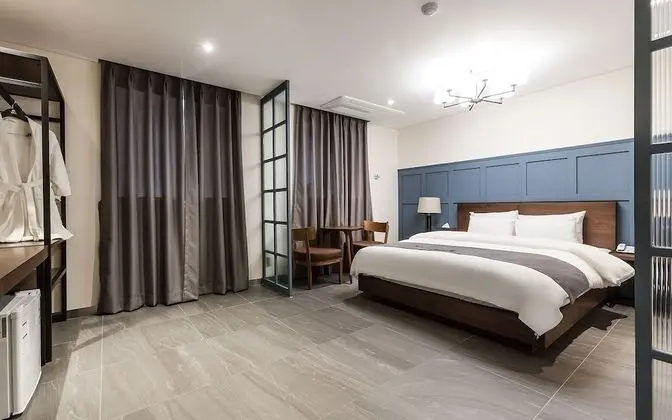 Oda (Deluxe-Double Room (Free standing bat)
