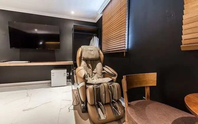 Oda (Deluxe-massage chair (free standing b)