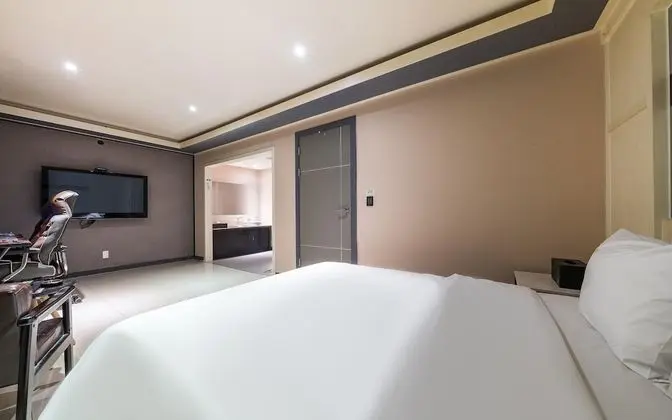 Oda (Gaming Room 2PC (32" Gaming 185H)