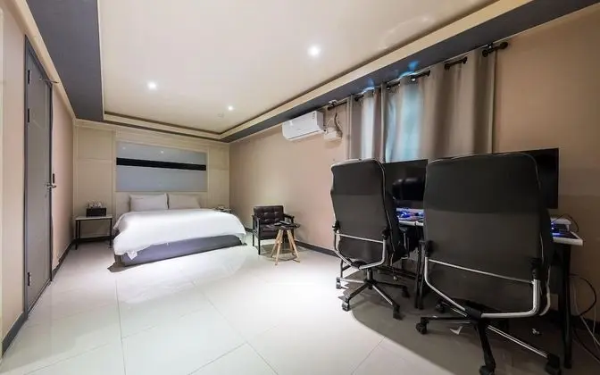 Oda (Gaming Room 2PC (32" Gaming 185H)