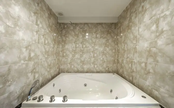 Oda (Deluxe (Netflix viewing / Bathtub))