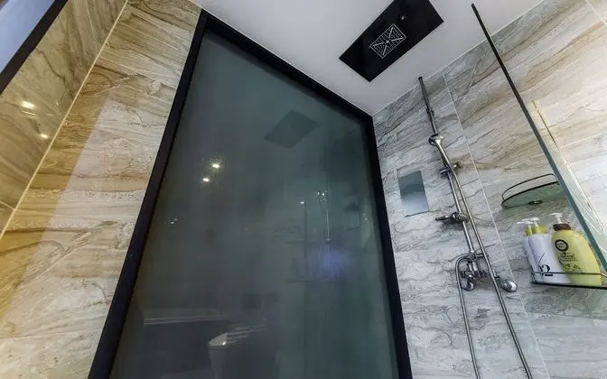 Oda (Deluxe (Netflix viewing / Bathtub))