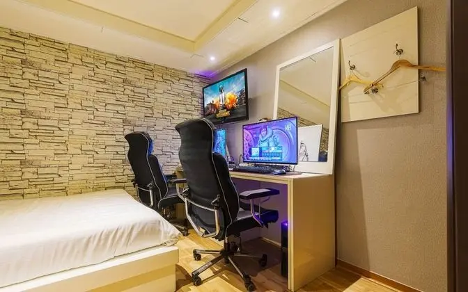Oda (Game room (2 gaming PCs available 1 b)