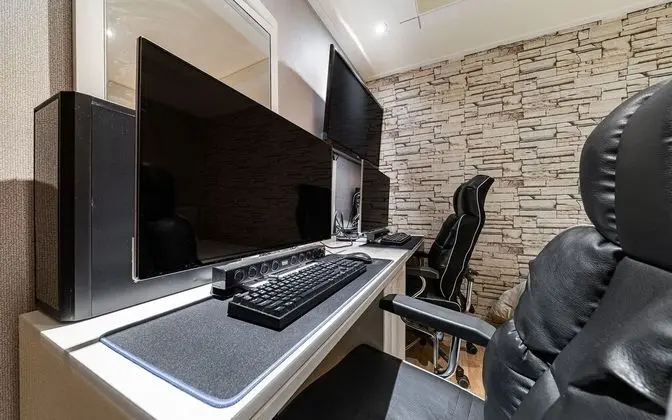 Oda (Game room (2 gaming PCs available 1 b)