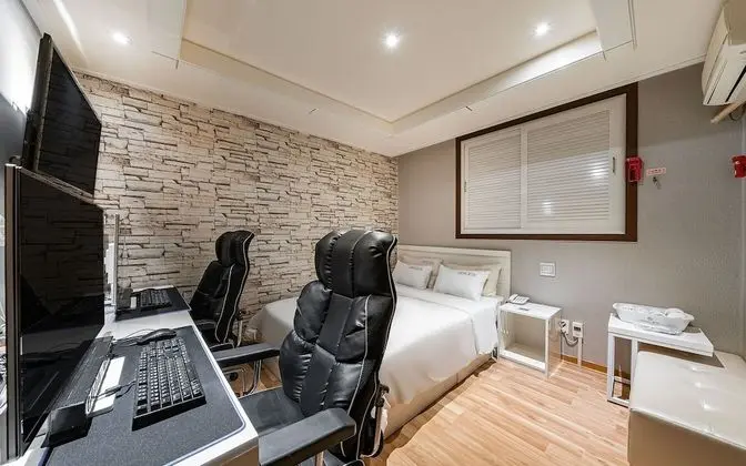 Oda (Game room (2 gaming PCs available 1 b)