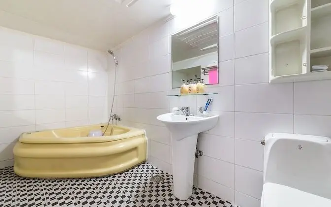 Oda (Group room (3 people add 1 person + 1)