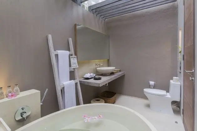 Deluxe Tek Büyük Yataklı Oda, Teras, Bahçe Manzaralı (Neima)