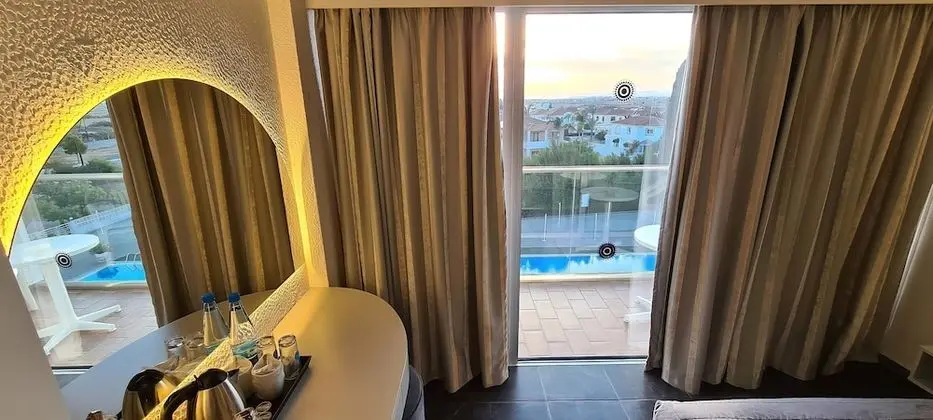 Superior Tek Büyük Yataklı Oda, Havuz Manzaralı