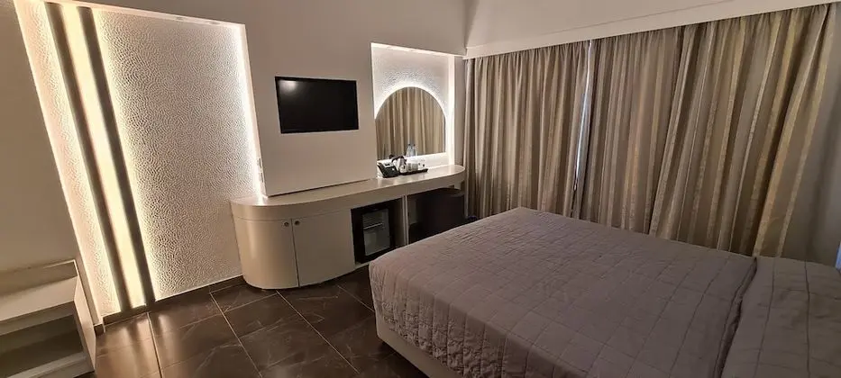 Superior Tek Büyük Yataklı Oda, Havuz Manzaralı