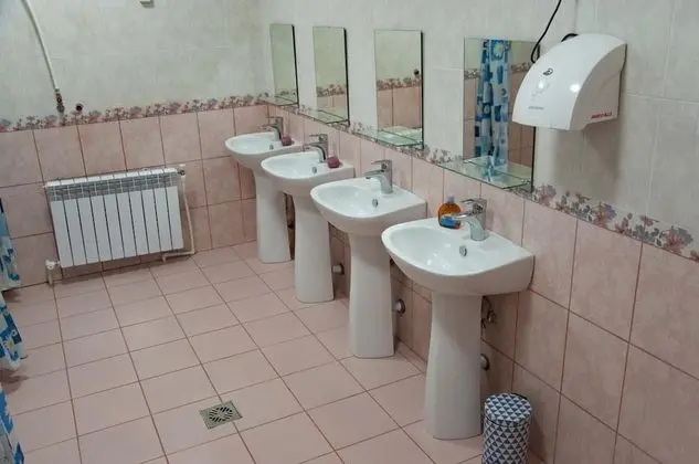 Dört Kişilik Oda, Ortak Banyo