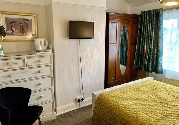 Double room, Private bathroom (Wren)