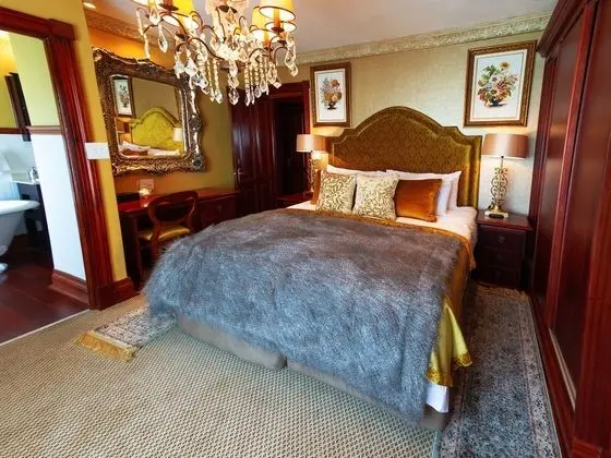 Suite 1 Gold