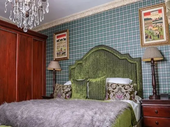 Suite 4 Emerald
