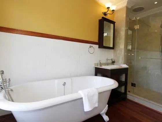 Suite 4 Emerald