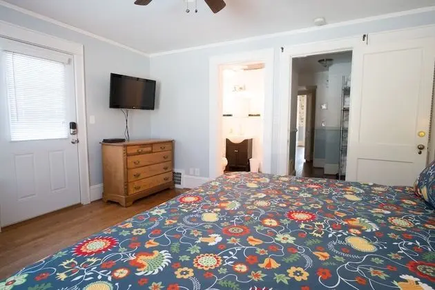 Oda, 1 En Büyük (King) Boy Yatak, Sigara İçilmez, Özel Banyo (Magnolia)