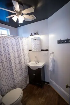 Oda, 1 En Büyük (King) Boy Yatak, Sigara İçilmez, Özel Banyo (Magnolia)