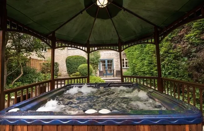 Kır Evi, Sıcak Su Küveti (Whooper)