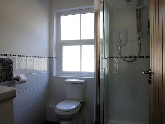 İki Ayrı Yataklı Oda, Ortak Banyo