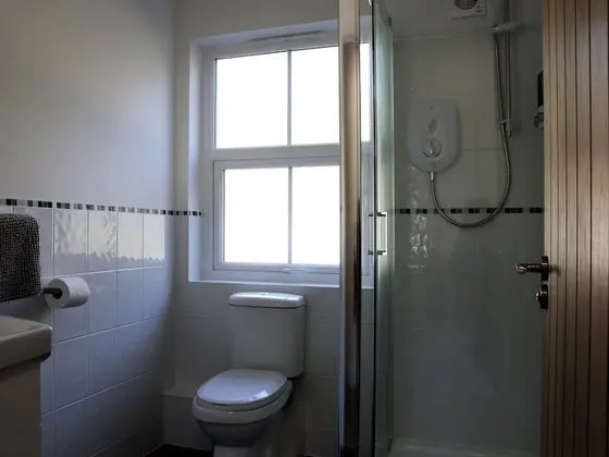 İki Ayrı Yataklı Oda, Ortak Banyo