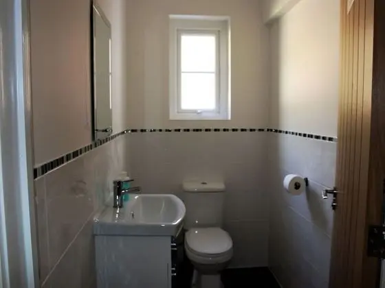 İki Ayrı Yataklı Oda, Ortak Banyo