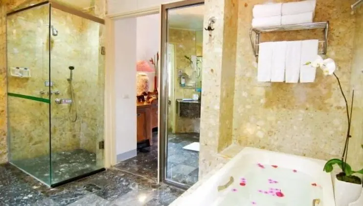 Honeymoon Tek Büyük Yataklı Oda