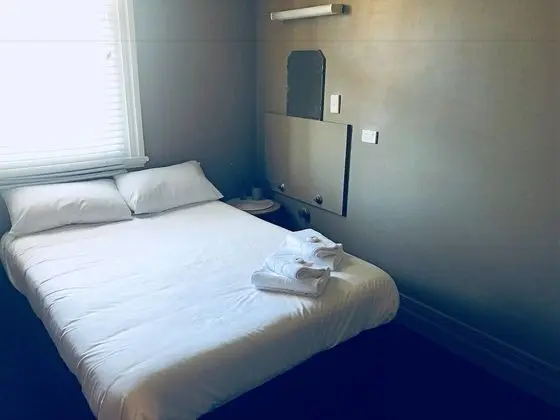 Tek Büyük Yataklı Oda, Ortak Banyo