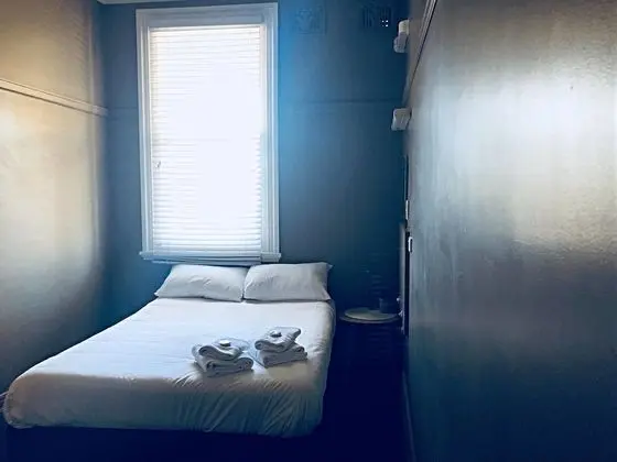 Tek Büyük Yataklı Oda, Ortak Banyo