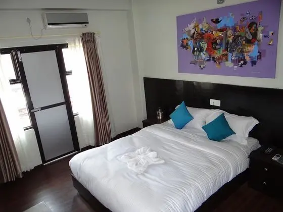 Deluxe Tek Büyük Yataklı Oda, 1 En Büyük (King) Boy Yatak, Sigara İçilebilir, Havuz Manzaralı