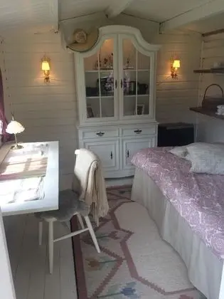 Garden Shed, Shared Bathroom