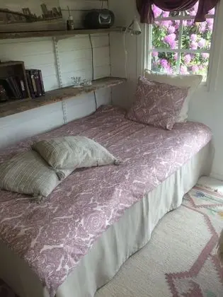 Garden Shed, Shared Bathroom