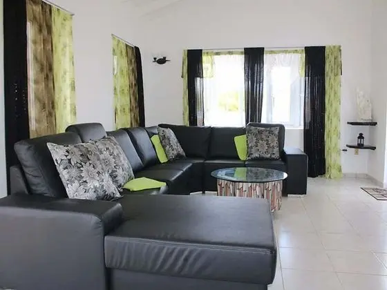 Villa (B)