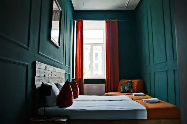 İki Ayrı Yataklı Oda, Ortak Banyo