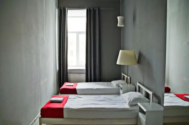 İki Ayrı Yataklı Oda, Ortak Banyo