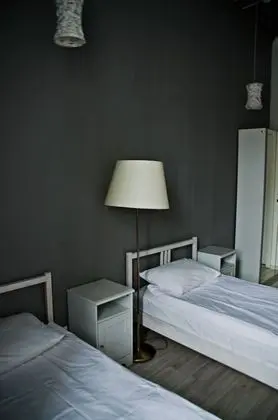 İki Ayrı Yataklı Oda, Ortak Banyo