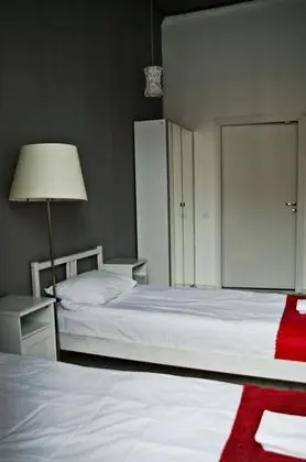 İki Ayrı Yataklı Oda, Ortak Banyo