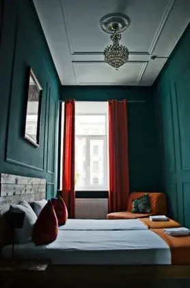 İki Ayrı Yataklı Oda, Ortak Banyo