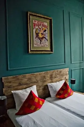 İki Ayrı Yataklı Oda, Ortak Banyo