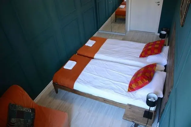 İki Ayrı Yataklı Oda, Ortak Banyo