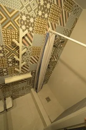 İki Ayrı Yataklı Oda, Ortak Banyo