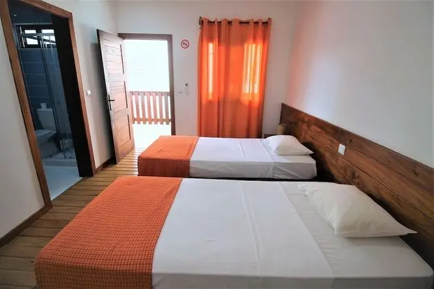 İki Ayrı Yataklı Oda, Ortak Banyo