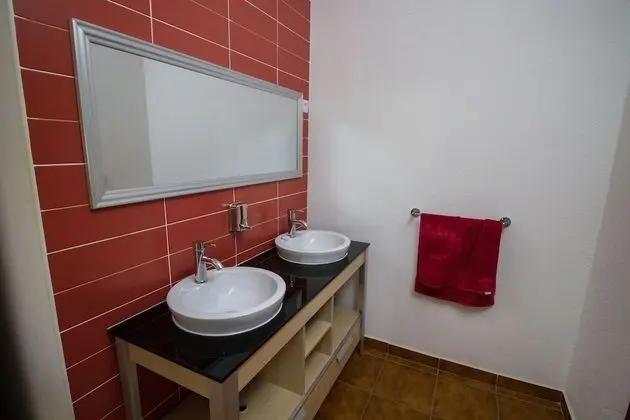 İki Ayrı Yataklı Oda, Ortak Banyo