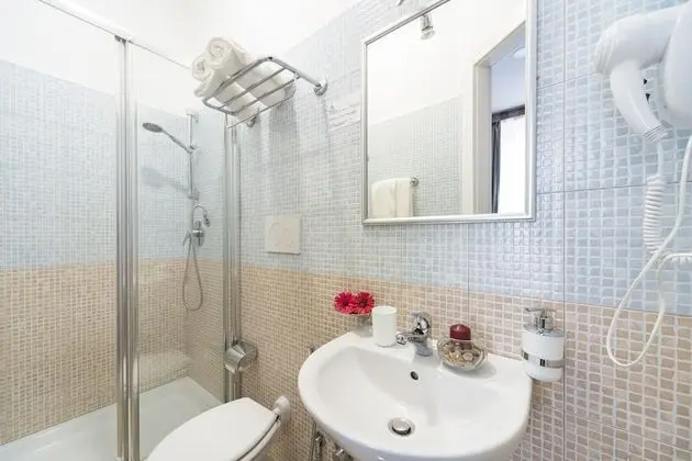 Standard Üç Kişilik Oda, Banyolu/Duşlu