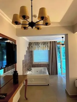 Tek Büyük Yataklı Oda, Sıcak Su Küveti