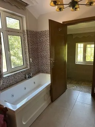 Tek Büyük Yataklı Oda, Sıcak Su Küveti
