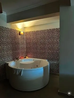 Tek Büyük Yataklı Oda, Sıcak Su Küveti