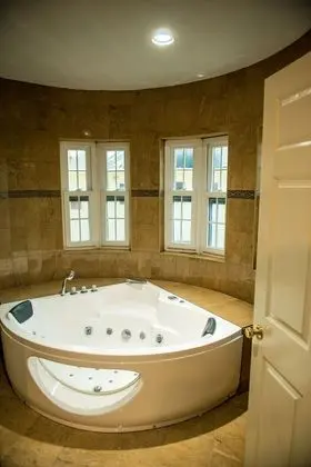 Luxury Villa, 6 Yatak Odası, Havuz Kullanımı, Okyanus Manzaralı (Middlesex )